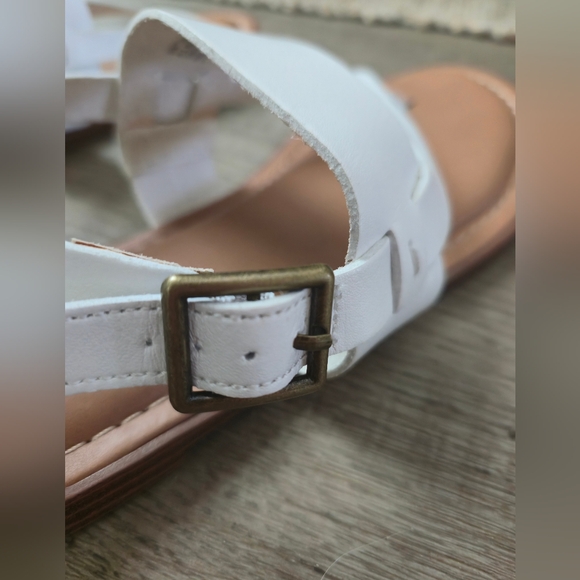 Time and Tru White Sandals with Crisscross Straps - Picture 5 of 7